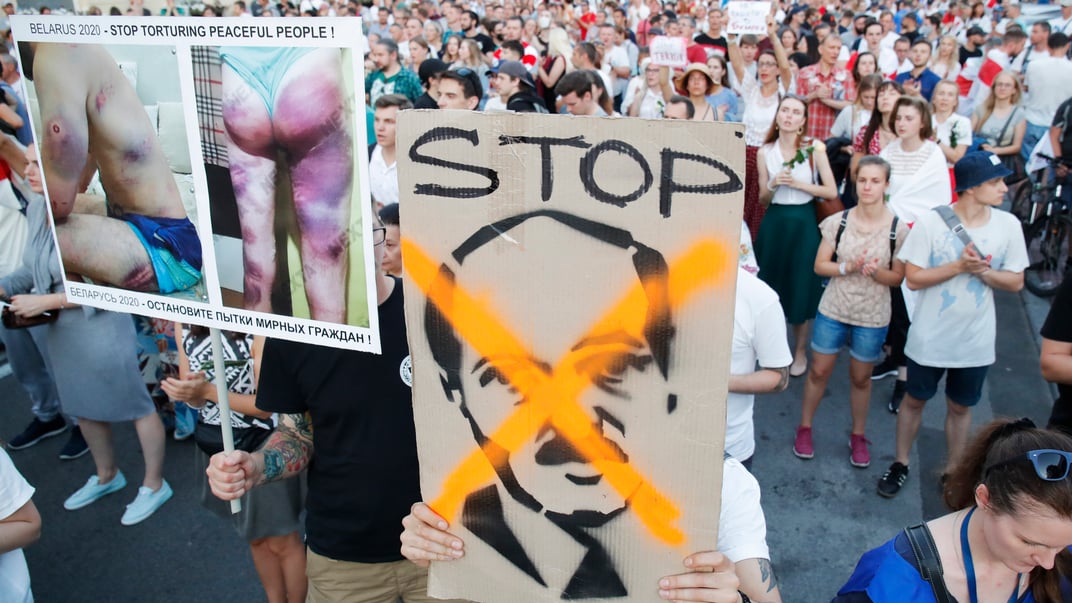 Люди протестуют против сфальсифицированных результатов выборов в Беларуси, август 2020 года