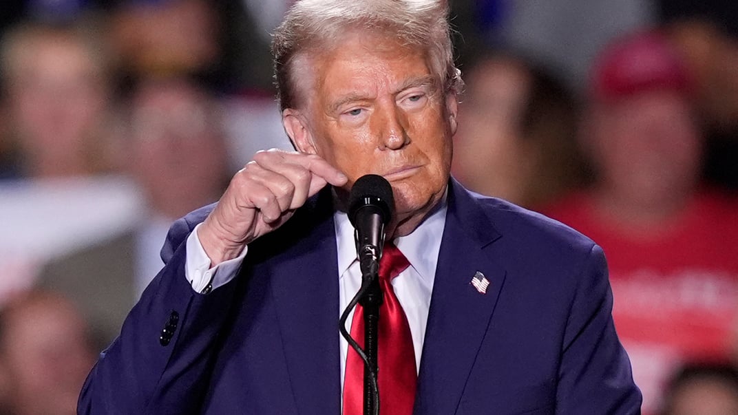 Дональд Трамп під час виступу в Детройті, де у нього вимкнувся мікрофон