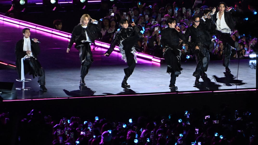Учасники K-pop-гурту BTS виступають під час свого концерту на площі Кванхвамун у Сеулі, 21 березня 2026 року Учасники K-pop-гурту BTS виступають під час свого концерту на площі Кванхвамун у Сеулі, 21 березня 2026 року