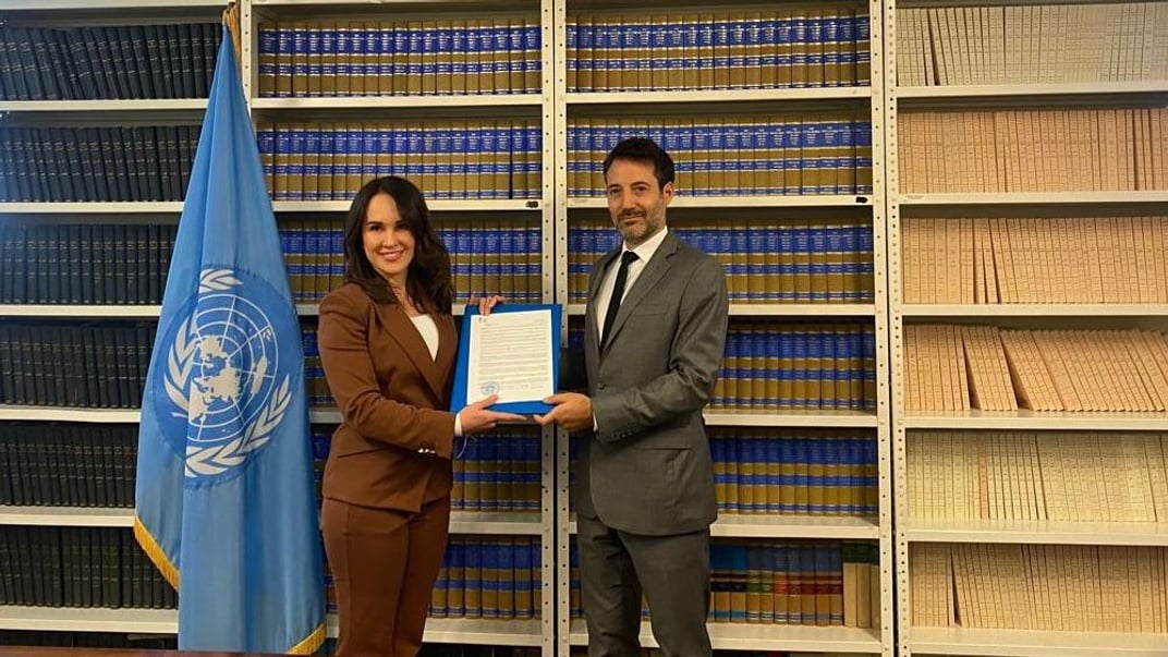 Заступниця керівника Офісу президента Ірина Мудра передає ратифікаційну грамоту Римського статуту, підписану Україною