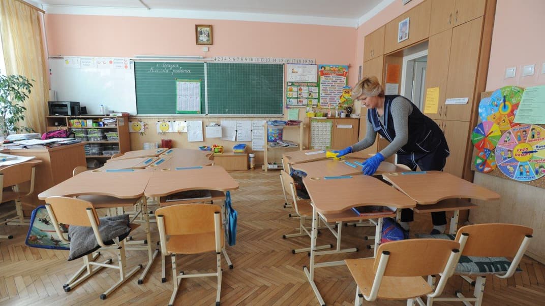 Дезинфекция парт в начальной школе во Львове, 17 марта 2020 года. Все учебные заведения в Украине с 12 марта ушли на карантин из-за угрозы распространения коронавируса