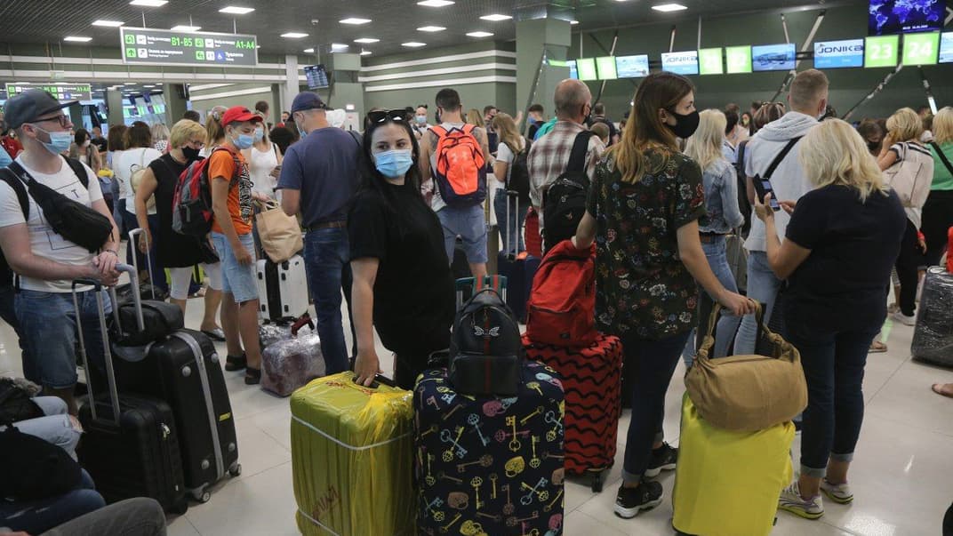 Пассажиры в аэропорту «Киев», 26 июня 2020 года