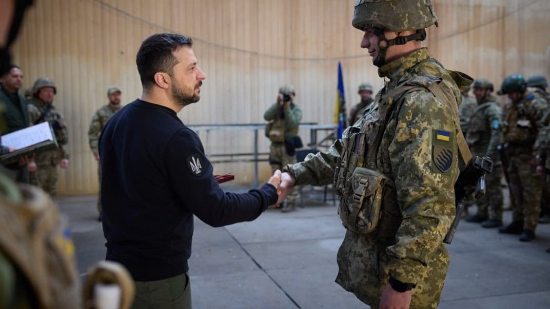 Президент Владимир Зеленский и защитник Украины в Авдеевке Донецкой области, 18 апреля 2023 года