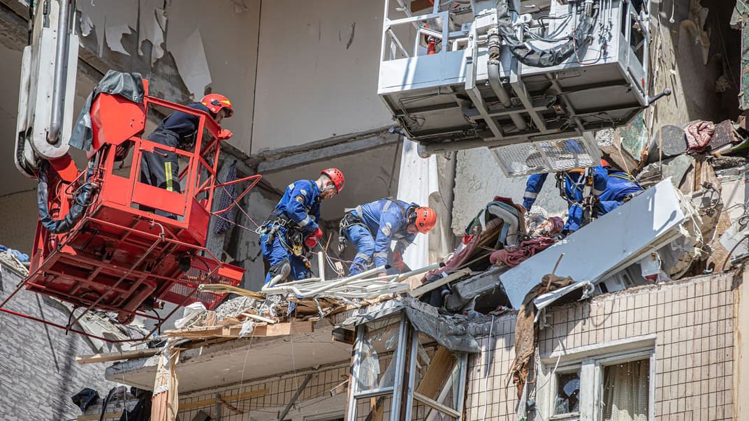 Рятувальники продовжують працювати на місці вибуху у багатоповерхівці, 22 червня 2020 року