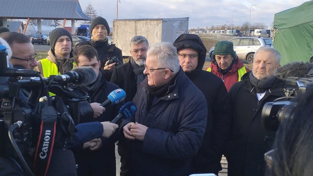 Міністр сільського господарства Польщі Чеслав Секерський під час зустрічі з фермерами-протестувальниками в Медиці