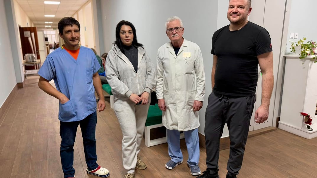 Лікарі, які оперували дівчинку, та мама пацієнтки