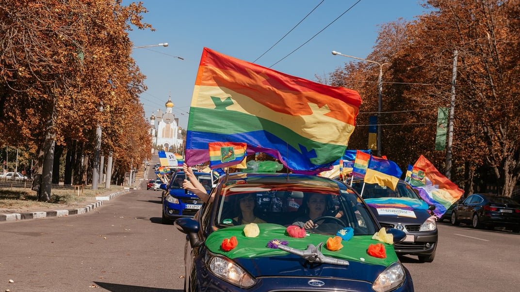 Учасники «АвтоПрайду» їдуть вулицями Харкова з веселковими прапорами, 15 вересня 2025 року