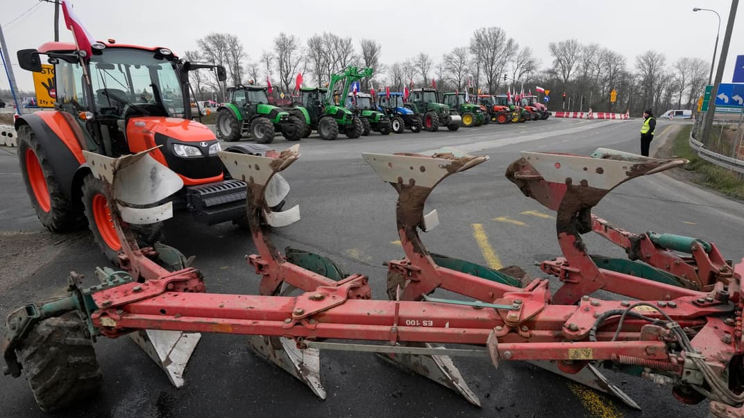 Польські фермери блокують дороги тракторами в Казунь-Польському поблизу Варшави, 20 березня 2024 року