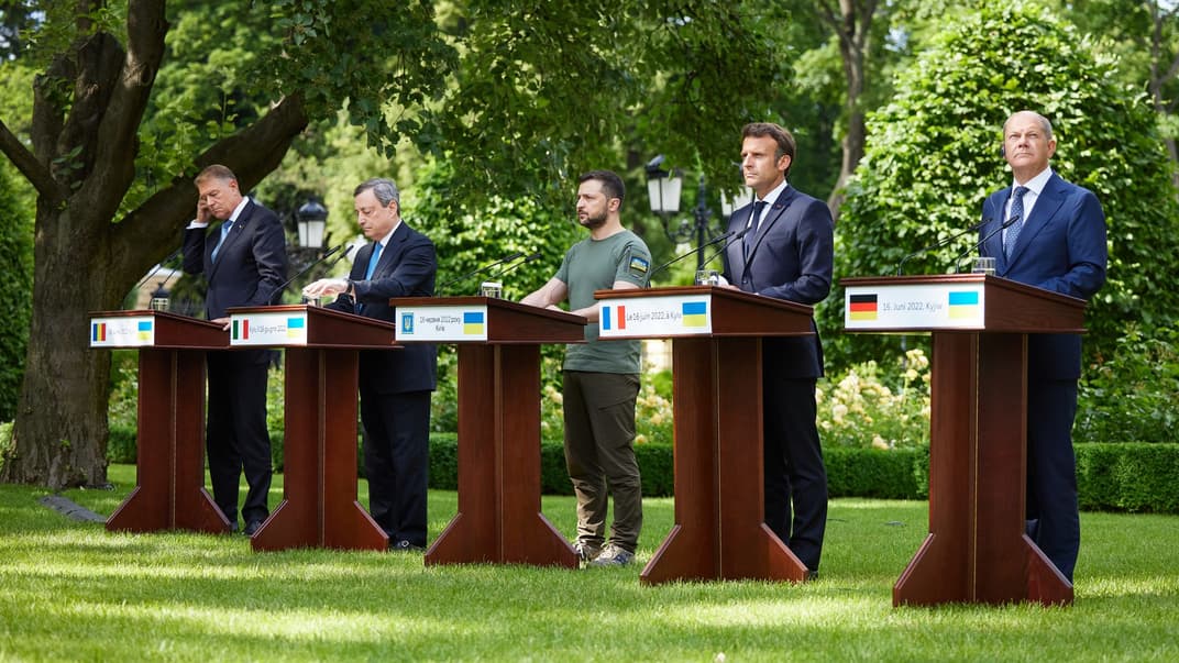 Президент Франции Эмманюэль Макрон, канцлер Германии Олаф Шольц, премьер-министр Италии Марио Драги, президент Украины Владимир Зеленский и президент Румынии Клаус Йоханнис