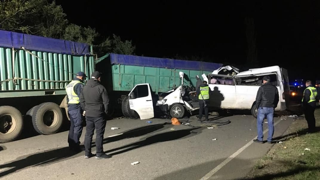 Наслідки зіткнення мікроавтобуса і двох ваговозів на Миколаївщині, 27 вересня 2021 року