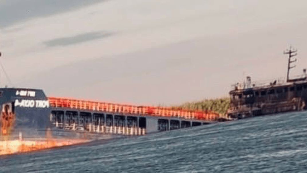 Фото якобы повреждений судна «Порт Оля» в результате украинской атаки, распространяемого в сети