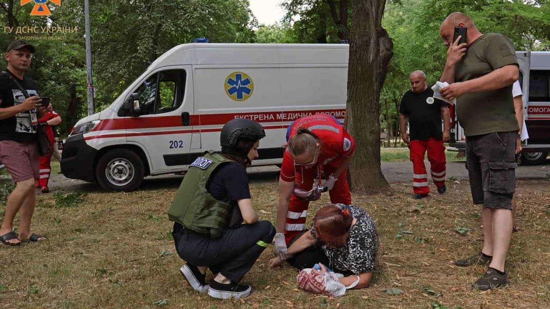 Рятувальники допомагають постраждалим від російської атаки в місті Запоріжжя, 12 липня 2023 року
