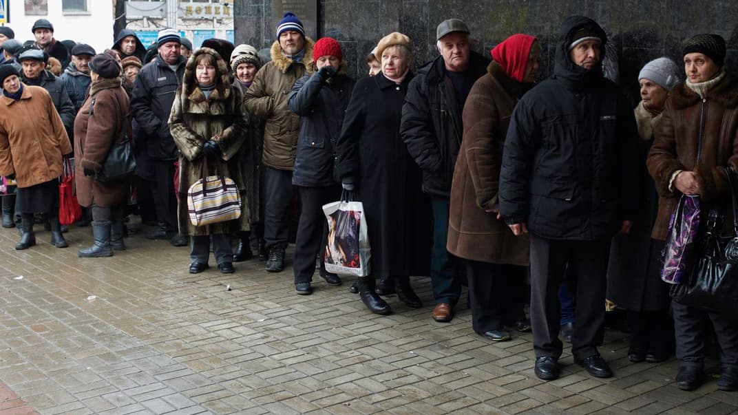 Пенсионеры стоят в очереди, чтобы получить материальную помощь в одном из учреждений самопровозглашенной «ДНР», Донецк, 12 декабря 2014 года