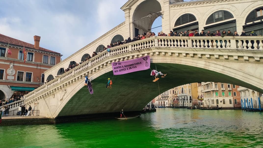 Екоактивісти з групи «Останнє покоління» пофарбували Гранд-канал у зелений та демонстрували банер у Венеції, 10 грудня 2023 року