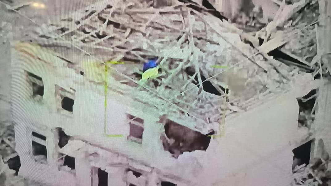 Встановлений прапор України на зруйнованій росіянами школі в Роботиному