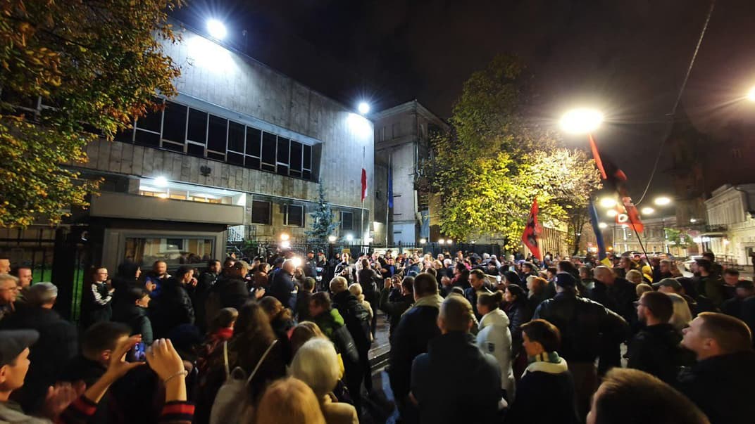 В Киеве под посольством Польши устроили акцию в поддержку задержанного украинского активиста, сотрудника секретариата омбудсмена Игоря Мазура. 9 ноября 2019 год.