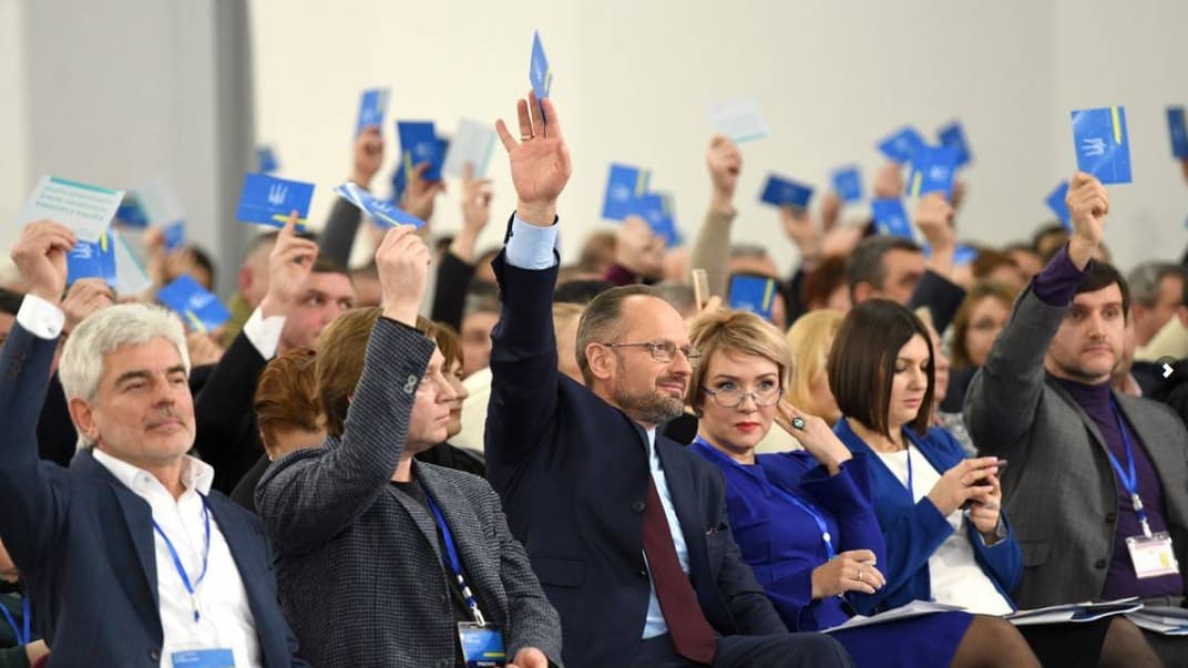 Роман Безсмертний (у центрі) під час засідання Установчих зборів своєї новоствореної партії «РУХ +380»