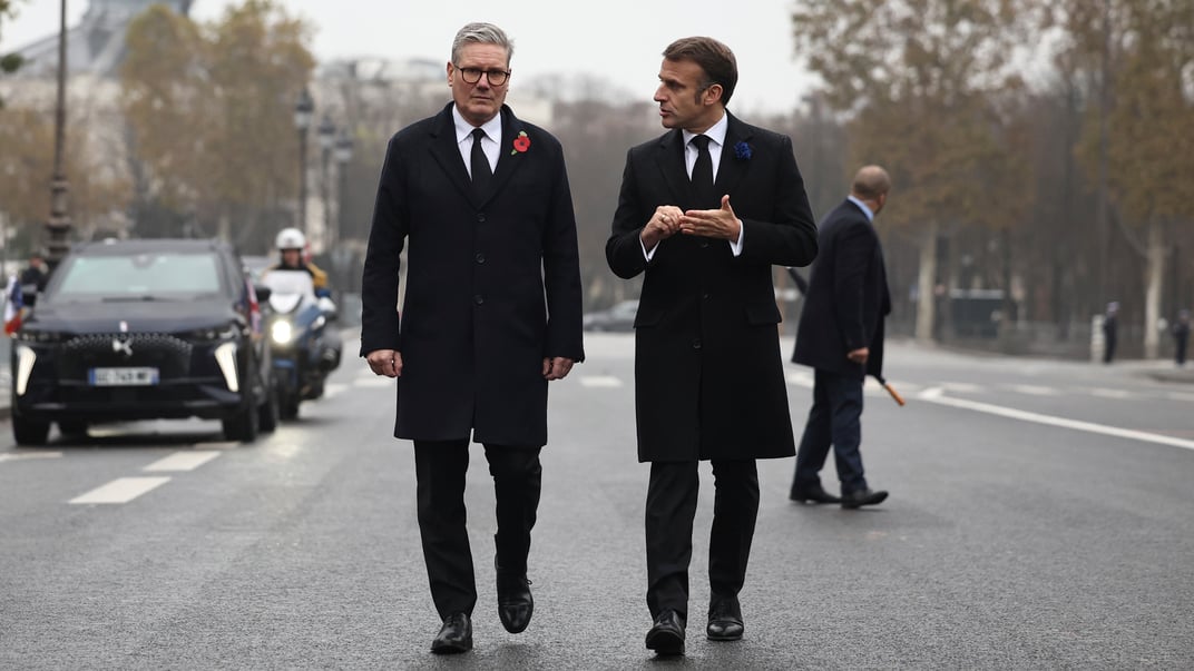 Премьер-министр Великобритании Кир Стармер и президент Франции Эмманюэль Макрон во время встречи в Париже, 11 ноября 2024 года