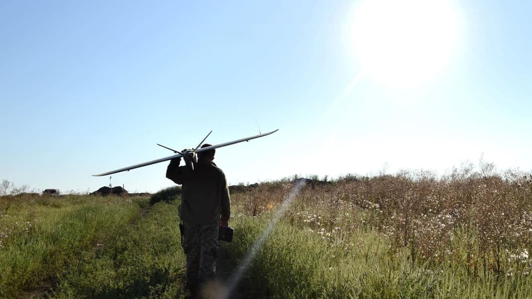 Украинский военнослужащий на поле боя