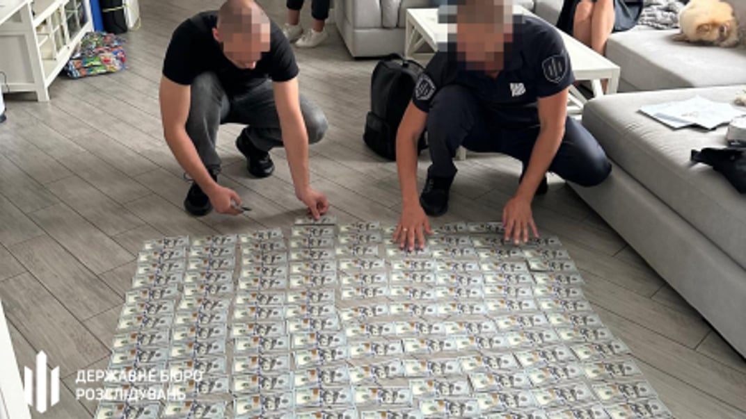 Во время обысков у задержанных изъяли деньги, наркотики и оружие