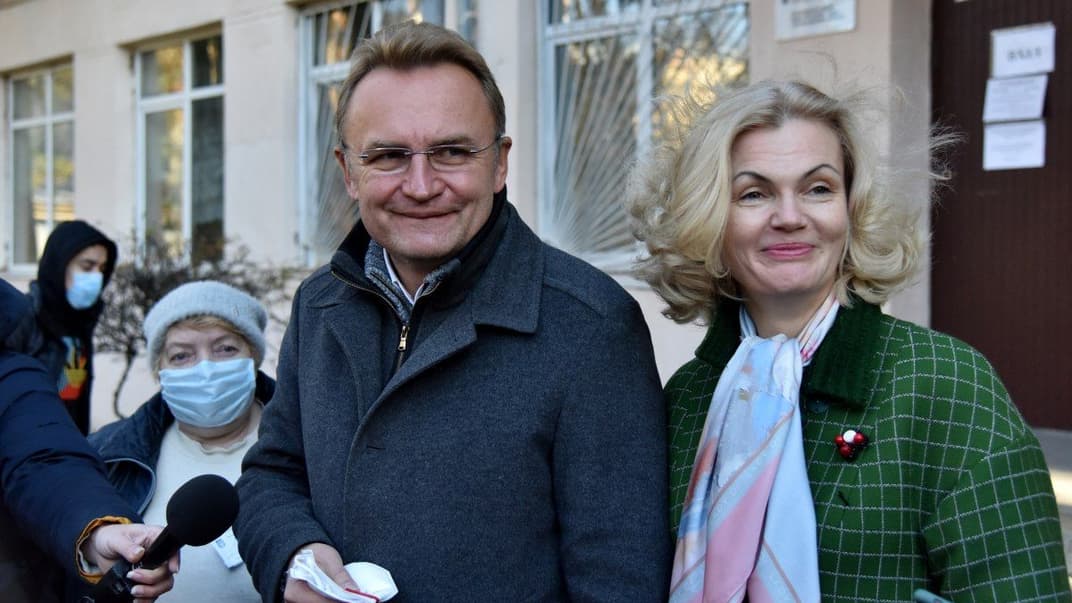 Мер Львова Андрій Садовий з дружиною Катериною під час голосування у другому турі виборів мера Львова, 22 листопада 2020 року.