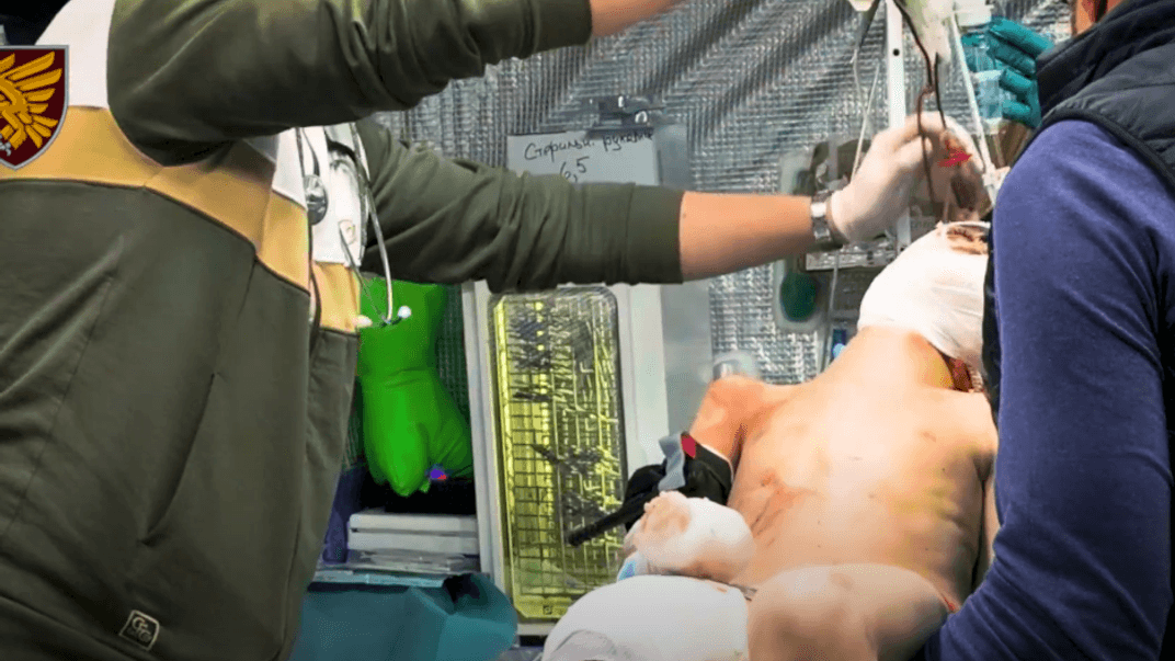 Украинские медики оказывают помощь раненому российскому мальчику в Курской области