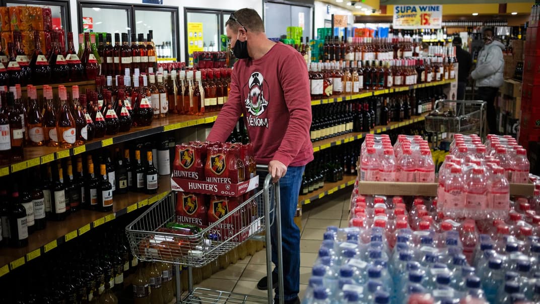 В Южной Африке люди выстроились в очереди в магазины и скупают алкоголь, который было запрещено продавать 2 месяца из-за карантина, Йоганнесбурґ, 1 июня 2020 года