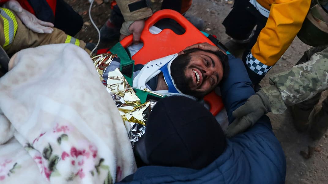 Турецкие спасатели несут 36-летнего Эргина Гюзелоглана в машину скорой. Мужчину спасли через пять дней после землетрясения, Хатай, Турция, 11 февраля 2023 года