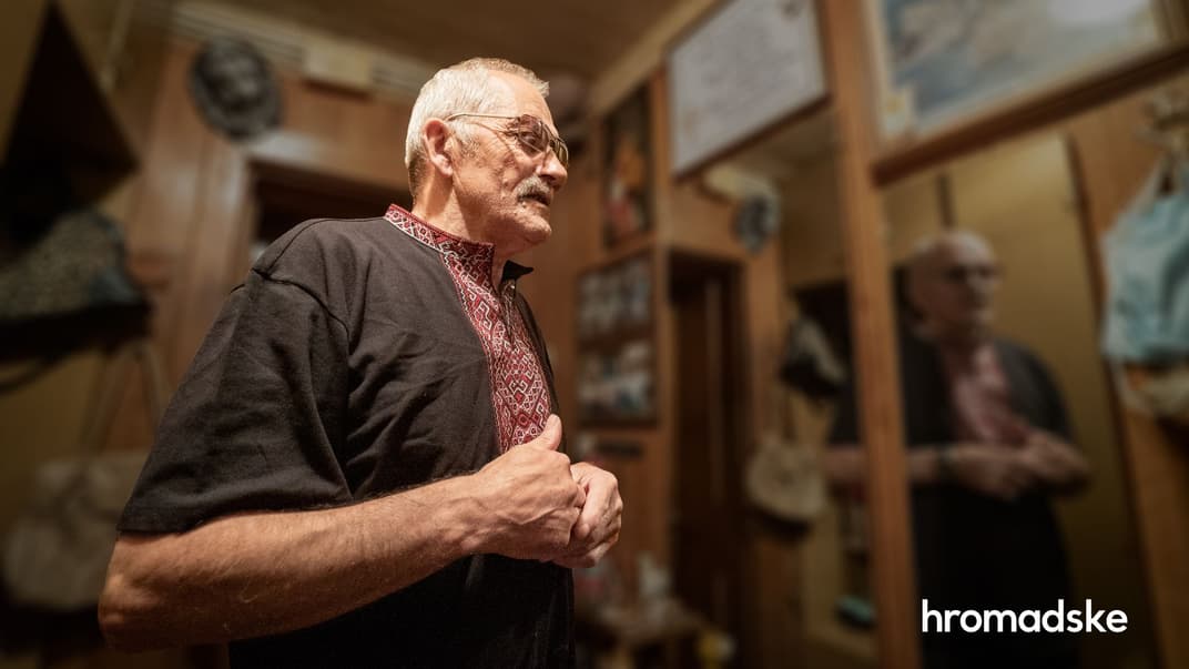 Володимир Мармус у своїй квартирі в Чорткові