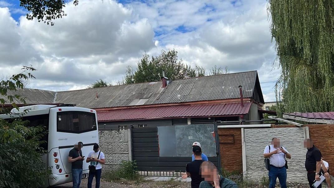 Фото слідчих дій, надане правоохоронцями. Ймовірно, це місце розташування криптоферми