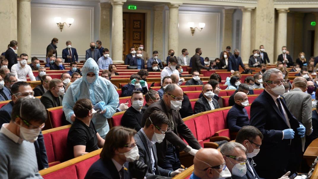 Народні депутати ухвалили зміни до Держбюджету країни на 2020 рік (на фото —  засідання Верховної Ради, Київ, 30 березня 2020 року)