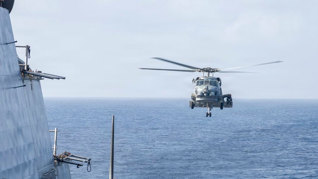 Ілюстративне фото. Американський вертоліт MH-60R Sea Hawk повертається після патрулювання Аравійського моря в межах підтримки блокади Ірану