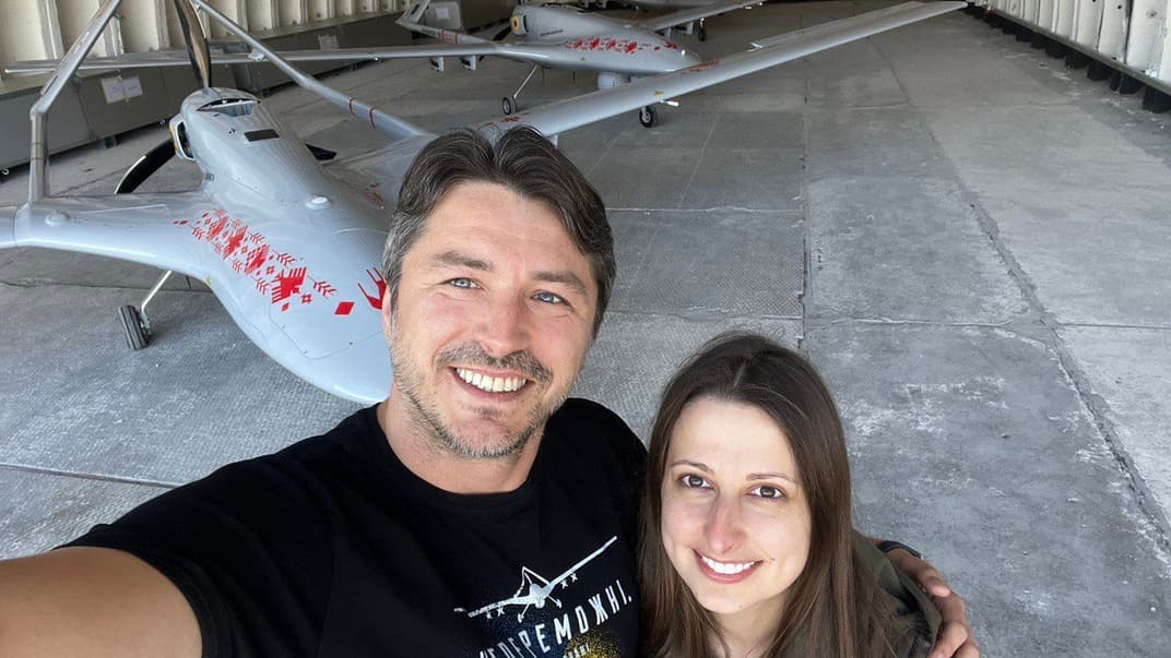 Сергей Притула и Анна Гвоздяр на фоне «Народных Байракторов», январь 2023 года