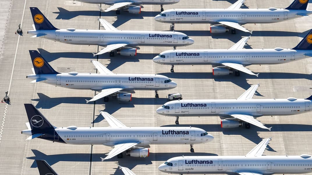 Самолеты немецкой авиакомпании Lufthansa, которые не используются для полетов из-за карантина, припаркованные на аэродроме в международном аэропорту «Берлин Бранденбург» в Шенефельде, Германия, 23 апреля 2020 года
