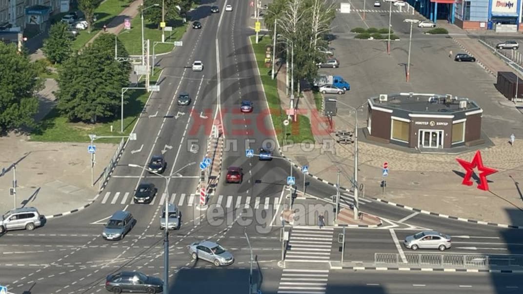 Машини на дорозі в Бєлгороді під час перебоїв з електропостачанням, через що в місті не працює низка світлофорів