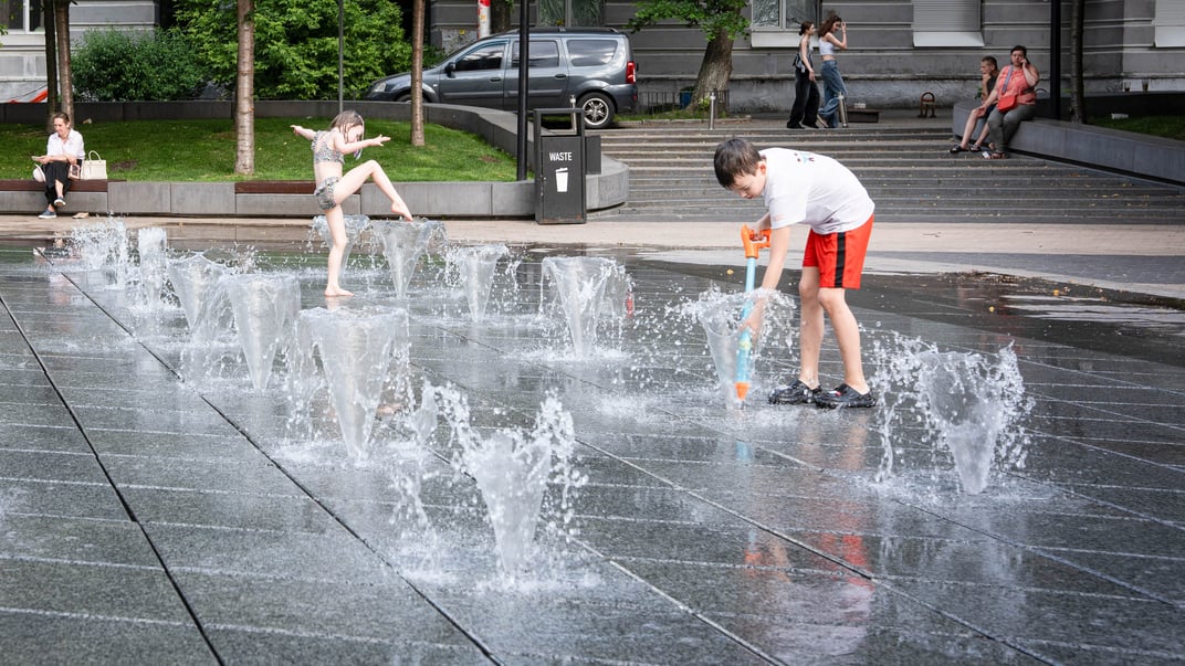 Ілюстративне фото.  Хлопчик грається у фонтані в Києві, щоб охолодитися під час літньої спеки, 3 червня 2025 року