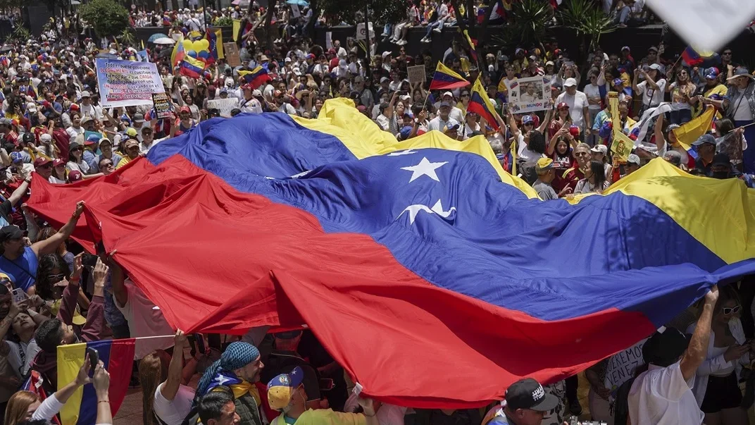 Иллюстративное фото. Граждане Венесуэлы протестуют в Мексике против официальных результатов президентских выборов, которые признали действующего главу государства Николаса Мадуро победителем, Мехико, 17 августа 2024 года