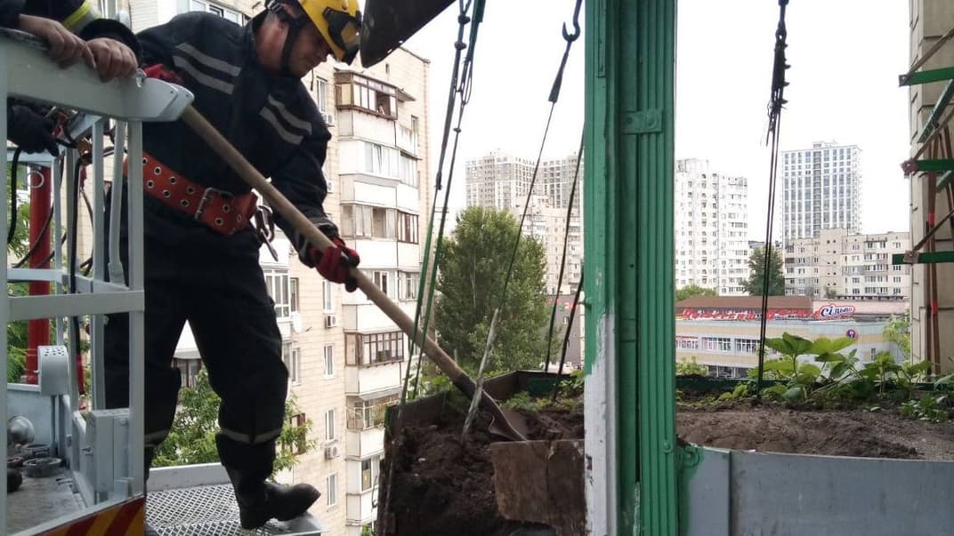 Огород в квартире: в Киеве обвалился балкон с тонной почвы, в которой хозяин выращивал клубнику