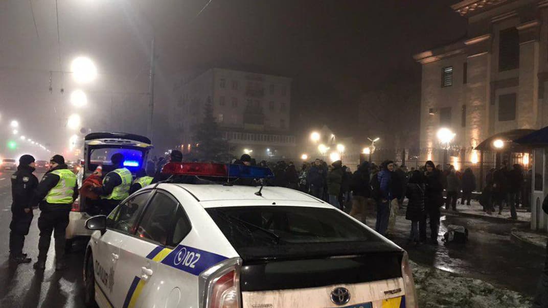 Станом на 00:00 біля посольства ситуація спокійна