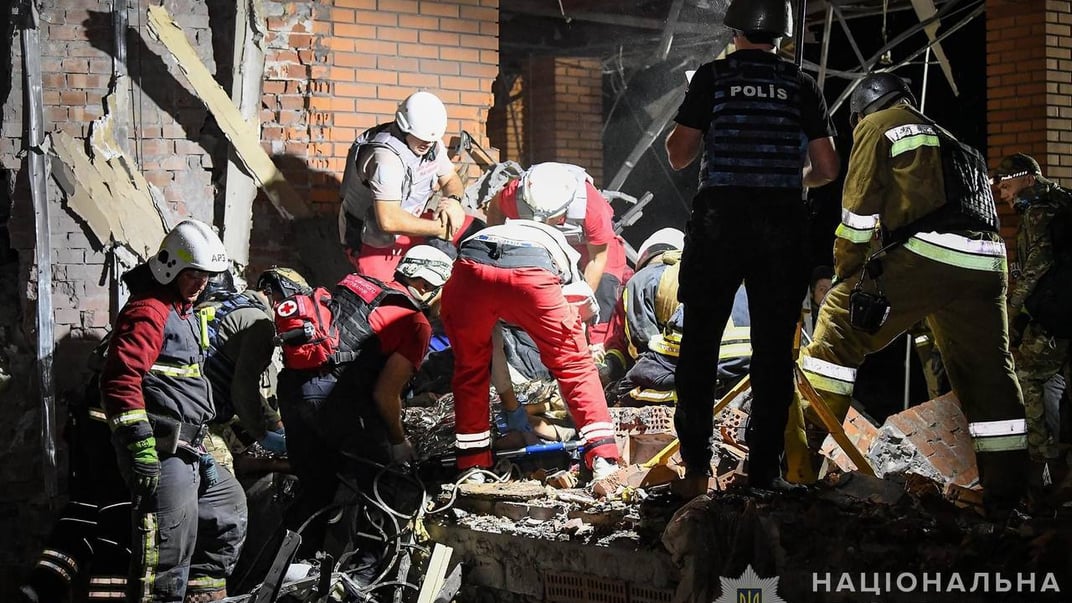 Спасатели работают на месте удара в Запорожье