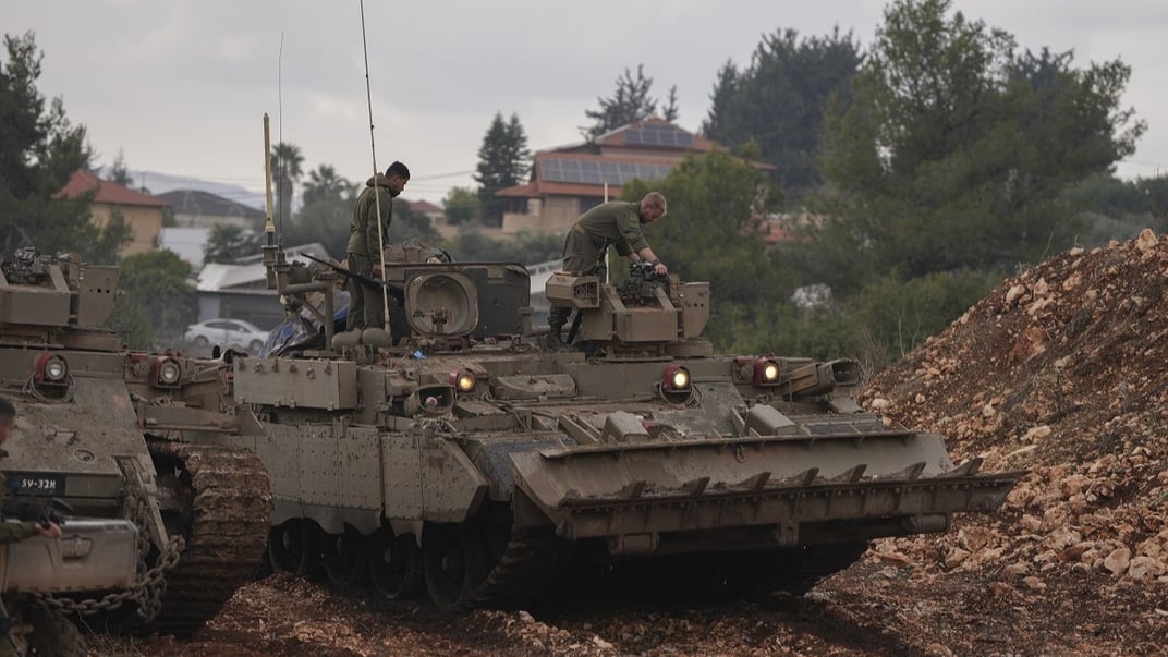 Иллюстративная фотография. Израильские солдаты стоят на армейских бронированных машинах у поселения Авивим, что рядом с ливанской границей в Верхней Галилее, 28 ноября 2024 года