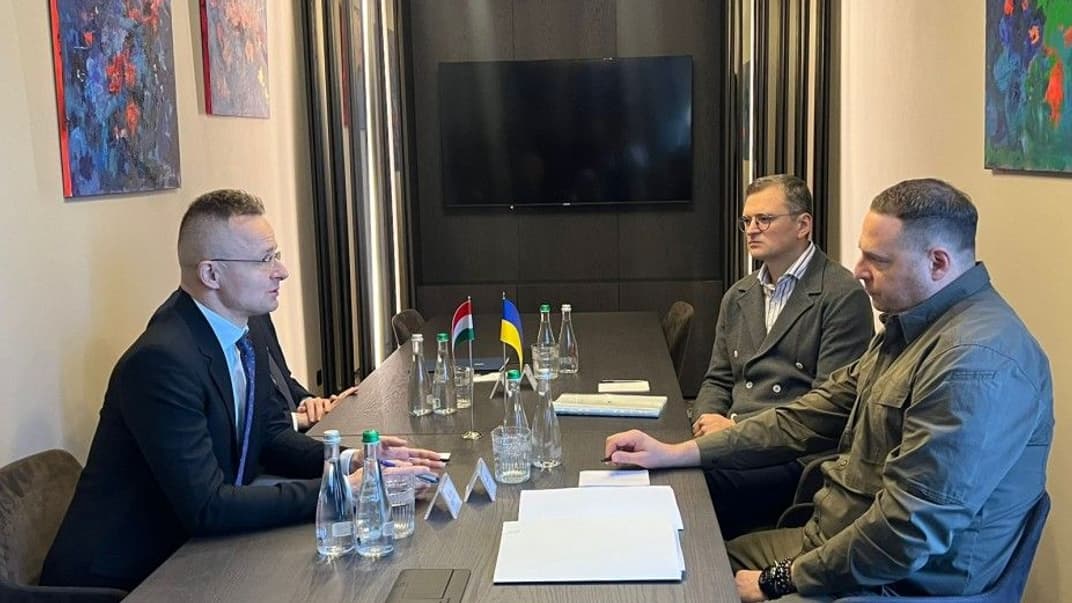 Ілюстративне фото. Керівник Офісу президента Андрій Єрмак і міністр закордонних справ Дмитро Кулеба під час зустрічі з міністром закордонних справ Угорщини Петером Сіярто, 29 січня 2024 року