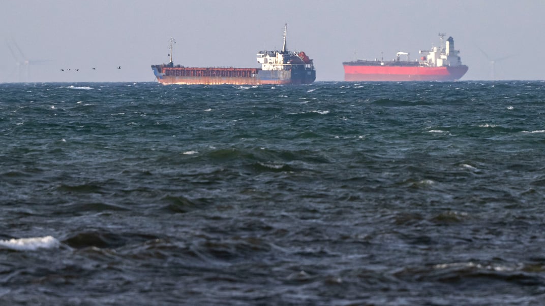Судна Caffa (ліворуч) та Sea Owl I стали на якір біля Треллеборга, Швеція, 13 березня 2026 року