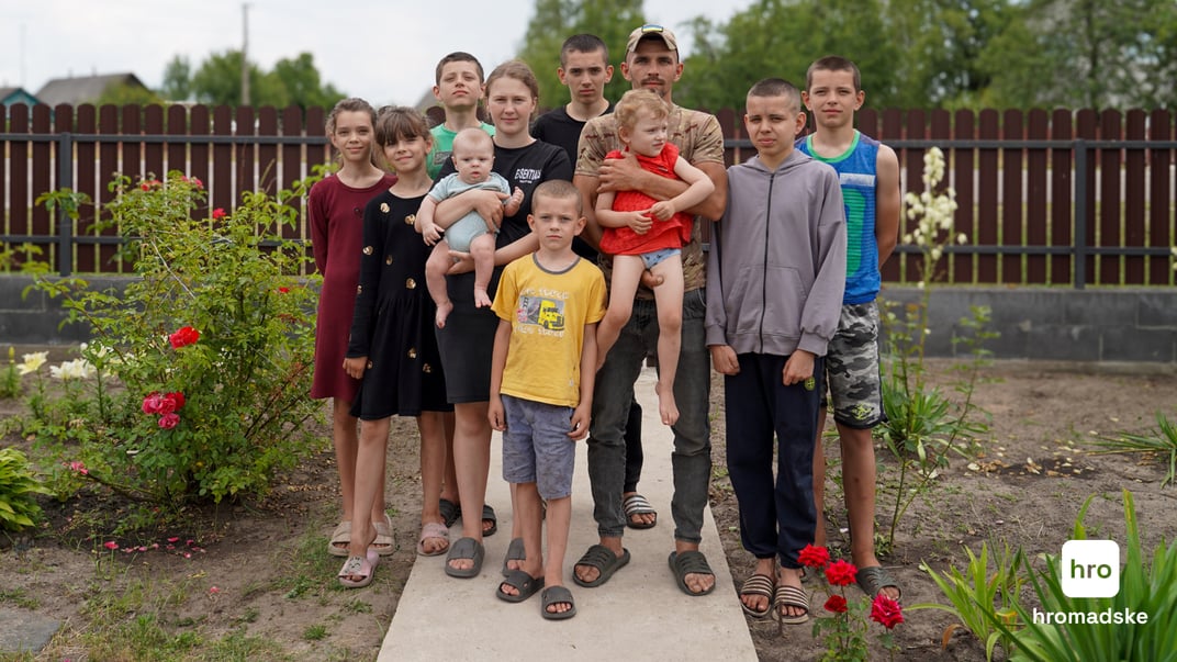 Багатодітний Володимир Дубровець із сім'єю