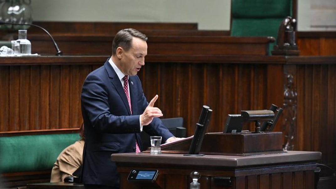 Міністр закордонних справ Польщі Радослав Сікорський під час виступу в Сеймі 26 лютого