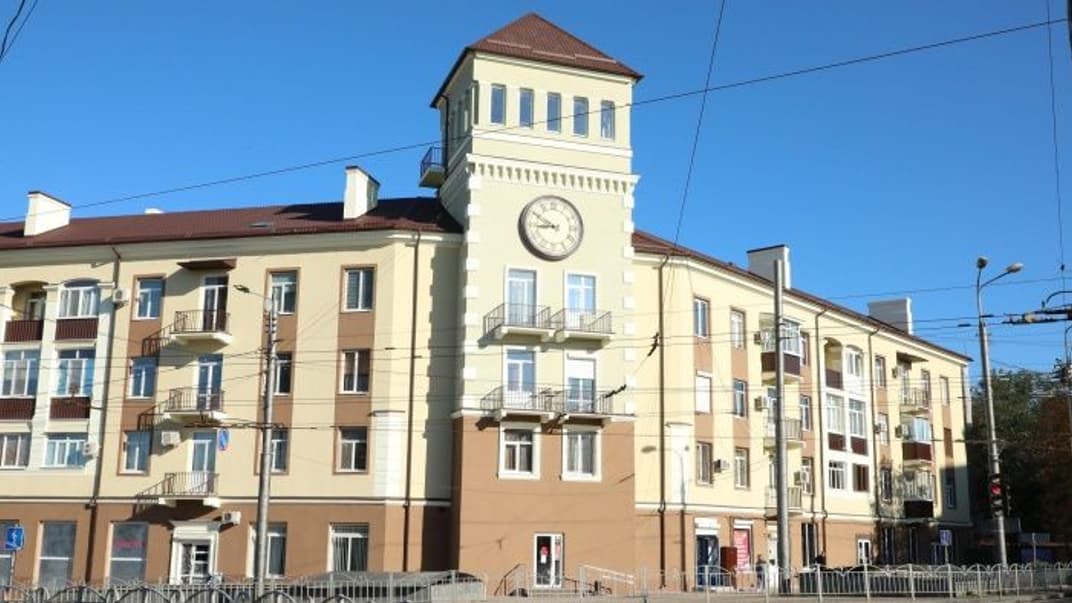 Будинок з годинником на проспекті Миру, 75, у Маріуполі до російської окупації, вересень 2021 року