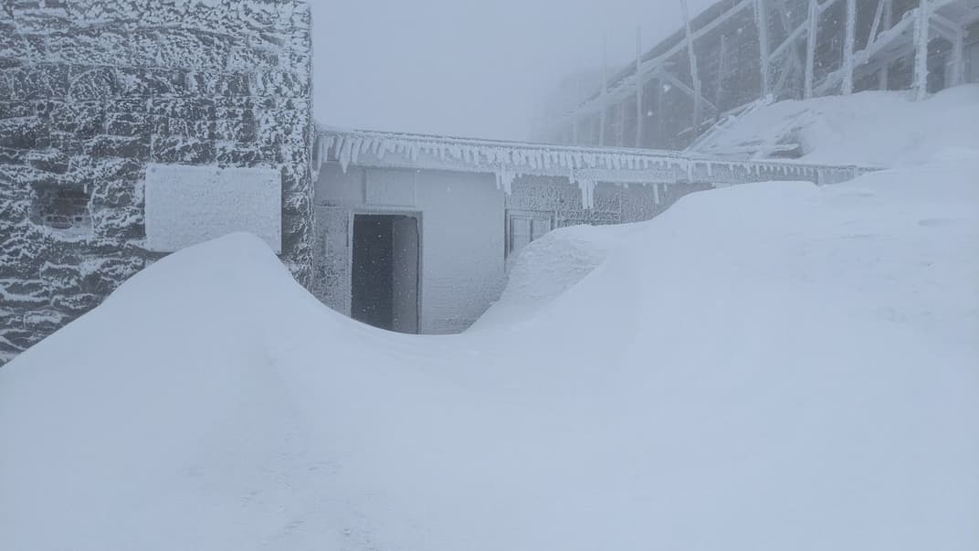 На горе Поп Иван с утра 18 апреля шел снег и было -6°С