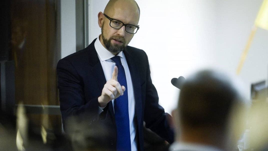 Колишній прем'єр-міністр Арсеній Яценюк під час засідання Оболонського райсуду Києва з розгляду справи за обвинуваченням екс-президента України Віктора Януковича у державній зраді, 11 грудня 2017 року  
