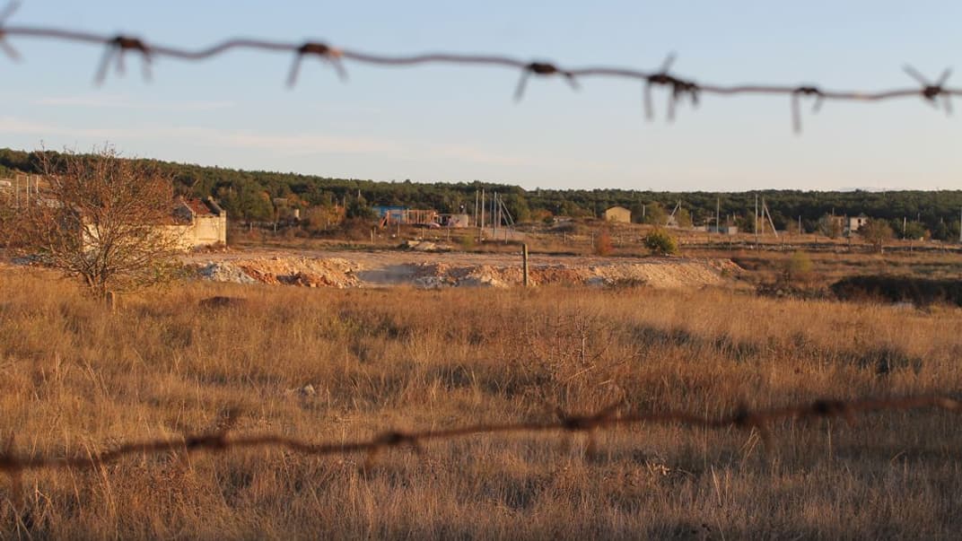 Мусорная свалка на территории военной части в Севастополе