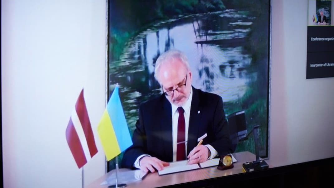 Президент Латвії Егілс Левітс підписує Декларацію про європейську перспективу України. 8 травня 2021 року